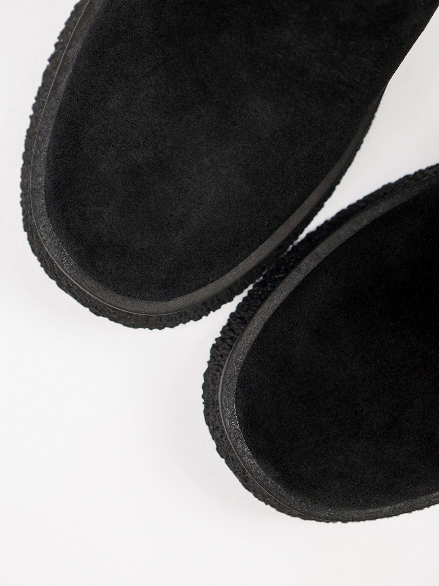 Ботинки черного цвета из натуральной замши на средней танкетке